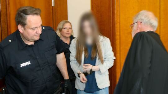 Prozess gegen Sozialarbeiterin wegen Mordes an 15-Jähriger