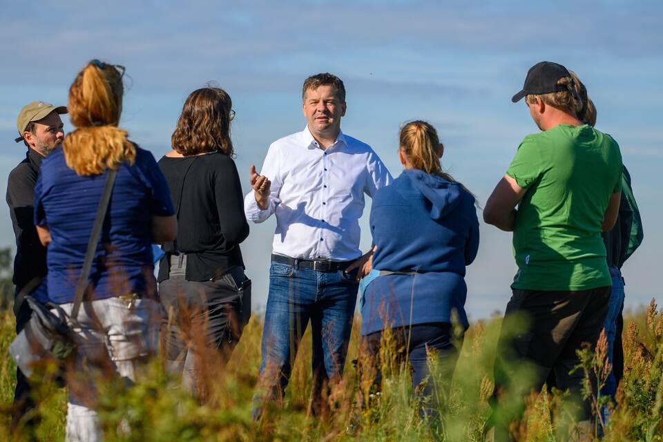 Schulze zu Besuch bei Landwirten und Naturschützern