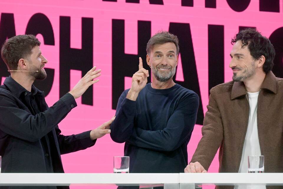 Thomas Müller (l), Jürgen Klopp und Mats Hummels (r)