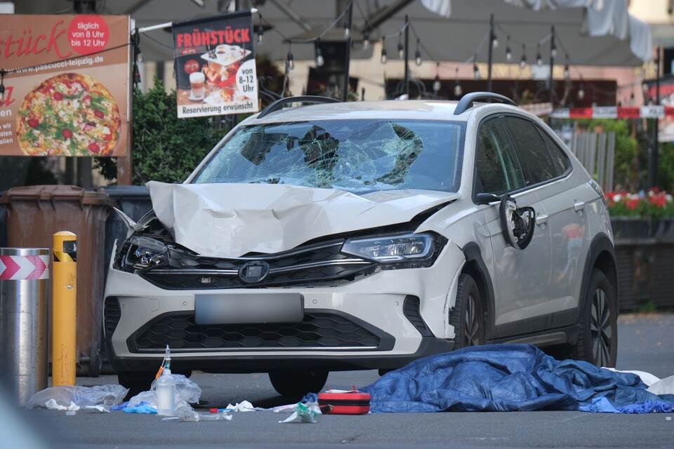 Auto in Leipzig in Menschengruppe gefahren