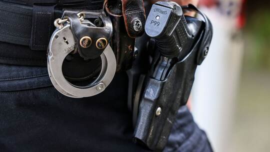 Polizist mit Waffe