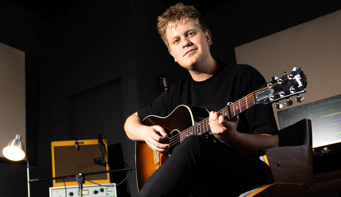 Dieser Pforzheimer Musiker startet mit Debütalbum und Tour richtig durch