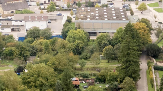 Angrenzend an die Sporthalle im Bereich der Gärten könnte entweder eine neue Einfeldhalle entstehen oder eine kostengünstige Fre