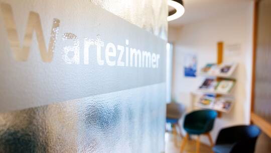 Wartezimmer in Hausarztpraxis Wartezimmer in Hausarztpraxis