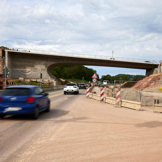 Die Hälfte der A8-Brücke über die B10 in Fahrtrichtung Stuttgart ist fertig und die alte Brücke und due Behelfsbrücke abgerissen