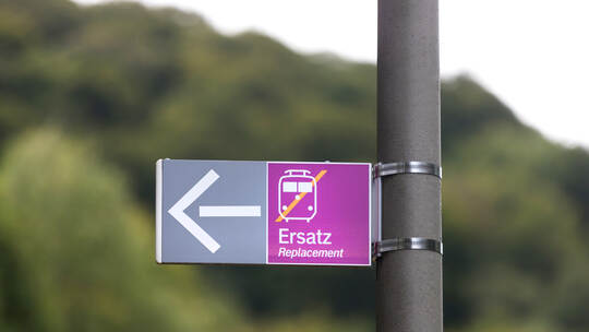 schienenersatzverkehr schild draußen