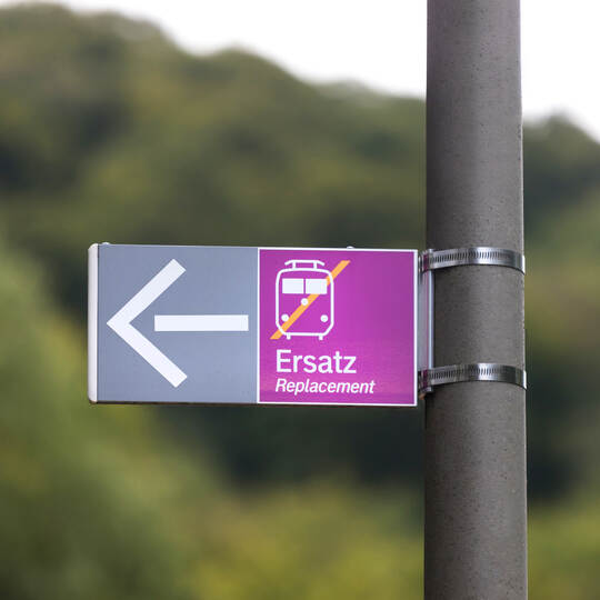 schienenersatzverkehr schild draußen