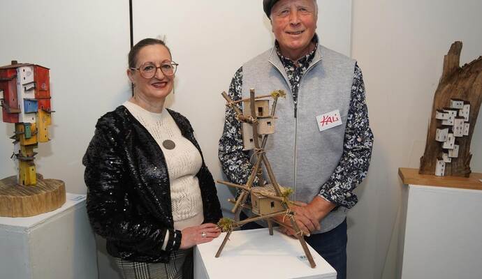 Karl Heinz Bäder fertigt aus unscheinbaren Fundstücken kleine Häuser