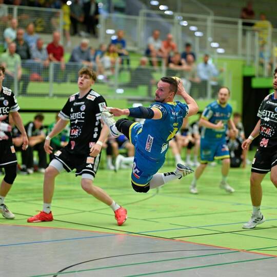 In seinem letzten Spiel für Pforzheim/Eutingen und in der 3. Liga trug Kreisläufer Davor Sruk (beim Wurf) viel zum Sieg gegen de