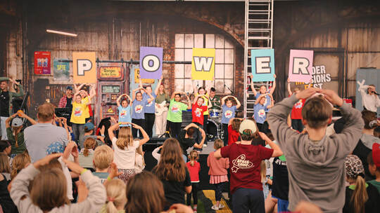 Ob auf der Bühne oder vor der Bühne: Beim Kindermissionsfest sind die jungen Besucher in Aktion. Foto: Lina Schumacher
