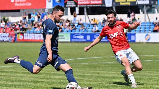 Cemal Durmus (links) trifft zur 2:0 Führung gegen den 1. Göppinger SV. Peter Hennrich