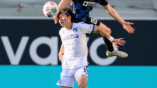 Mit vollem Einsatz: Shio Fukuda (unten), der zum zwischenzeitlichen 1:1 für den KSC traf, im Zweikampf mit Paderborns Tjark Sche SC Paderborn 07 - Karlsruher SC