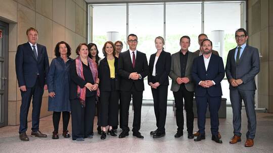 Özdemir stellt Kabinettsmitglieder vor