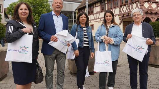 Zu Beginn des Rundgangs verteilen Birgit Di Franco, Bürgermeister Heiko Genthner, Sandra Eisele, Sabrin Byaah und Michaela Brude
