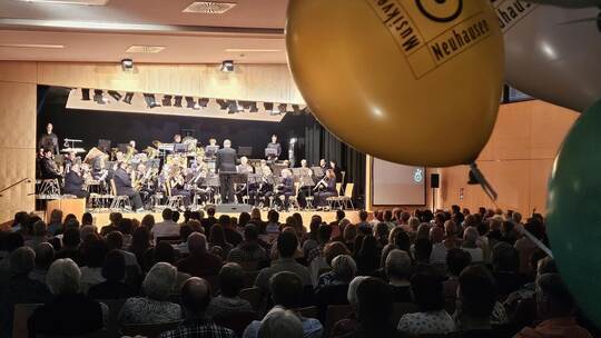 300 Besucher erleben ein facettenreiches Frühjahrskonzert zum Auftakt gleich zweier Jubiläen: 150 Jahre Musik in Neuhausen und 1