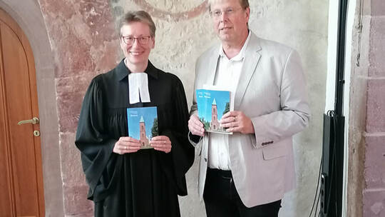 Pfarrerin Martina Walter freut sich über den neuen Kirchenführer zur Altstadtkirche von Historiker Mathias Köhler. Martin Eber