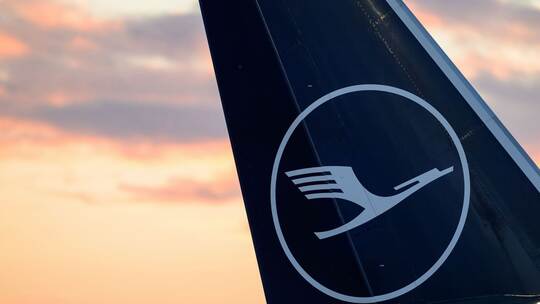 Lufthansa-Maschine kehrt nach Warnmeldung um Lufthansa-Maschine kehrt nach Warnmeldung um