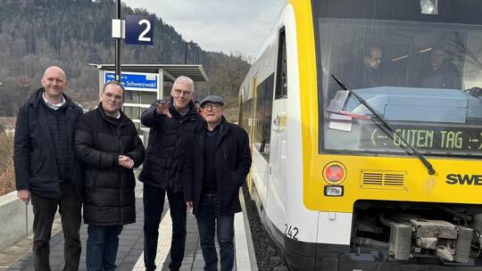 Da freuen sie sich noch über die neue Hermann-Hesse-Bahn (von rechts): Verkehrsminister Winfried Hermann, Landrat Helmut Riegger