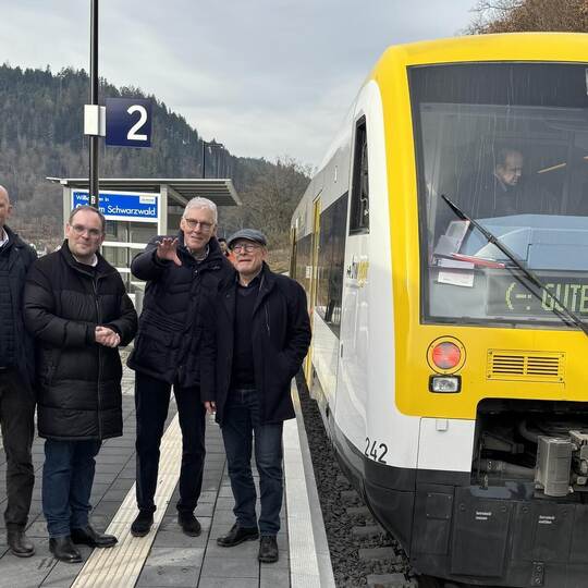 Da freuen sie sich noch über die neue Hermann-Hesse-Bahn (von rechts): Verkehrsminister Winfried Hermann, Landrat Helmut Riegger