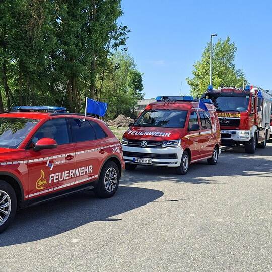 Rund 200 Einsatzkräfte mit über 50 Fahrzeugen von Feuerwehren, Hilfsorganisationen und Technischem Hilfswerk fuhren bei der Verl
