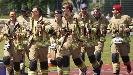 Mitglieder der Freiwilligen Feuerwehr Mühlacker nahmen am Mahle-Lauf teil – und das sogar in voller Montur.