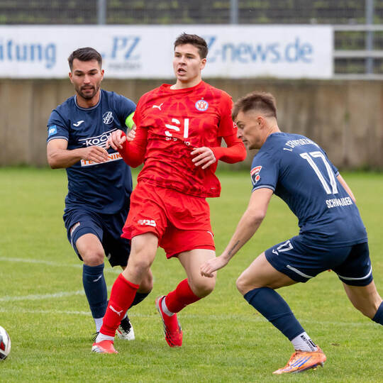 In Mannheim die Zange genommen: In ihrem letzten Heimspiel für den CfR Pforzheim feierten Denis Gudzevic (links) und Tim Schwaig