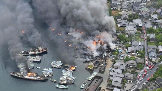 Großbrand in einer Abwrackwerft in Japan Großbrand in einer Abwrackwerft in Japan