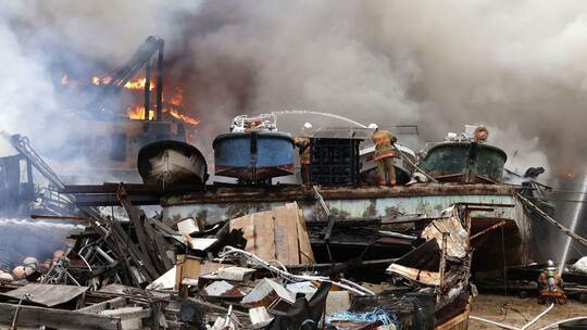 Großbrand in einer Abwrackwerft in Japan Großbrand in einer Abwrackwerft in Japan