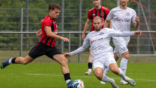 Valentin Armbruster (links) muss mit dem SV Huchenfeld gegen den VfB Knielingen gewinnen, um nicht auf den Relegationsplatz abzu