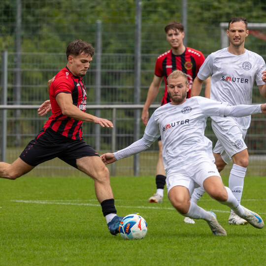 Valentin Armbruster (links) muss mit dem SV Huchenfeld gegen den VfB Knielingen gewinnen, um nicht auf den Relegationsplatz abzu