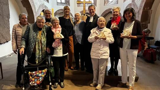 Die Ehrenamtlichen des „Café Himmelreich“ werden geehrt und gesegnet: In der Mitte Diakonin Jenny Ellinger, Irene Kohl und Pfarr