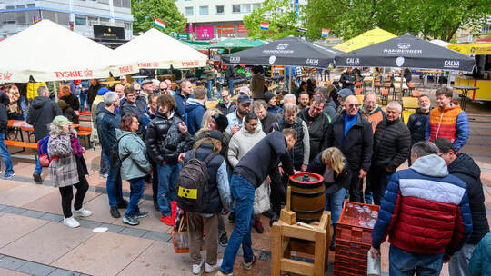 Wenn es Freibier gibt, wie hier bei der zwölften Bierbörse auf dem Pforzheimer Marktplatz, dann strömt die Menge. Für ein paar T