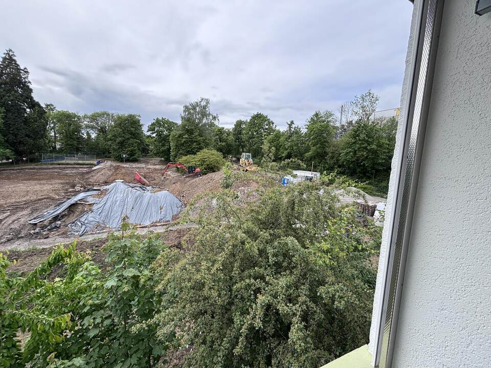 So sieht es vom Balkon von Frau Babic in der Stückelhäldenstraße aus. Hinten, dort wo der gelbe Bagger steht, liegt die Fliegerb