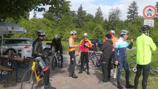 Fachsimpeln und verpflegen: An den drei Verpflegungs- und Kontrollstellen treffen sich die Radfahrer für eine kurze Pause. Rolan