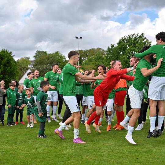 FV Öschelbronn in Feierlaune: Der FVÖ bezwingt Coschwa im Finale des Kreispokals.