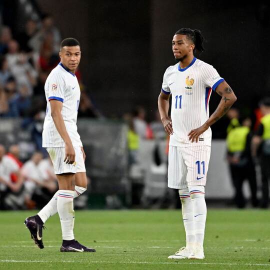 Kylian Mbappé (l) und Michael Olise