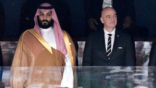 Mohammed bin Salman (l) und Gianni Infantino