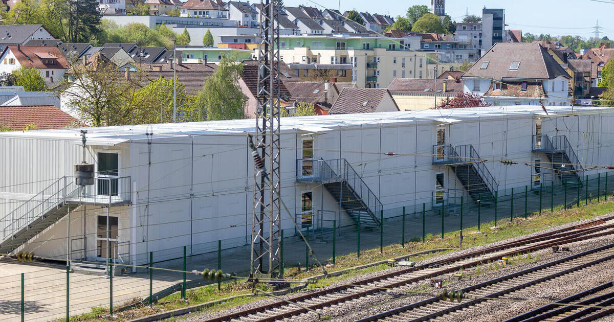 Fast vier Wochen leer: Flüchtlinge ziehen nun in Containeranlage am ...