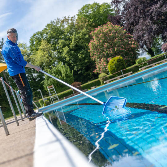 Bereit für die Eröffnung der Freibad-Saison: Bademeister und Stadtrat Jörg Augenstein erledigt im Wartbergbad letzte Reinigungsa Eröffnung Freibadsaison