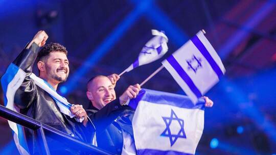 Steht im Finale: der israelische Sänger Noam Bettan (links). Jens Büttner/dpa 70. Eurovision Song Contest - erste Halbfinal-Show