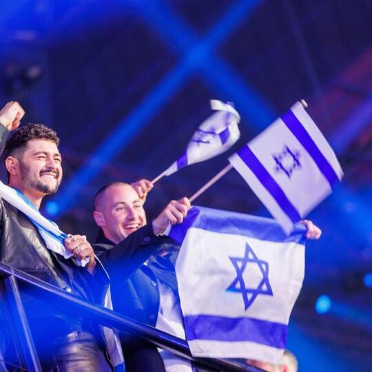 Steht im Finale: der israelische Sänger Noam Bettan (links). Jens Büttner/dpa 70. Eurovision Song Contest - erste Halbfinal-Show