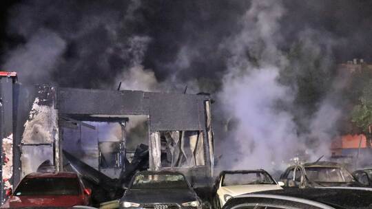 Brand in einem Autohaus in Mannheim