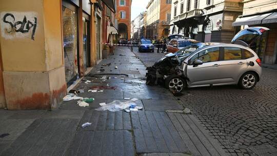 Auto fährt in Modena in Menschenmenge
