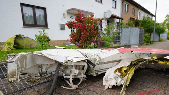 Absturz eines Kleinflugzeuges in ein Wohngebiet Absturz eines Kleinflugzeuges in ein Wohngebiet