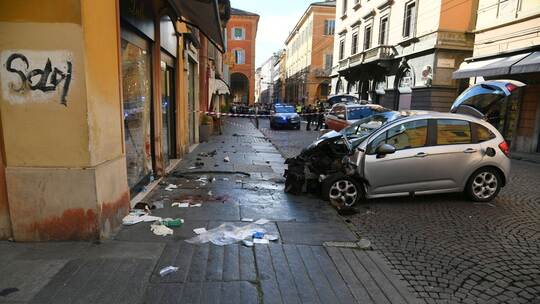 Auto fährt in Modena in Menschenmenge Auto fährt in Modena in Menschenmenge