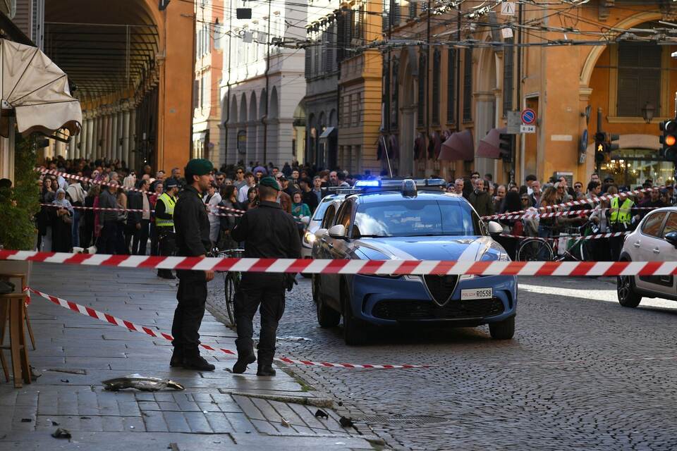 Auto fährt in Modena in Menschenmenge