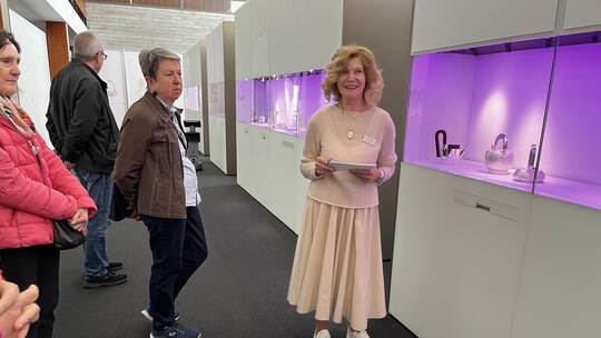 Renate Wiesbeck (rechts) präsentiert zeitgenössische Arbeiten der „21ten Silbertriennale“.