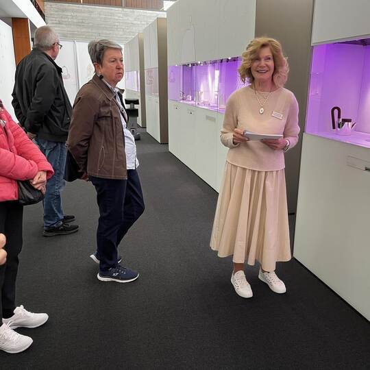 Renate Wiesbeck (rechts) präsentiert zeitgenössische Arbeiten der „21ten Silbertriennale“.