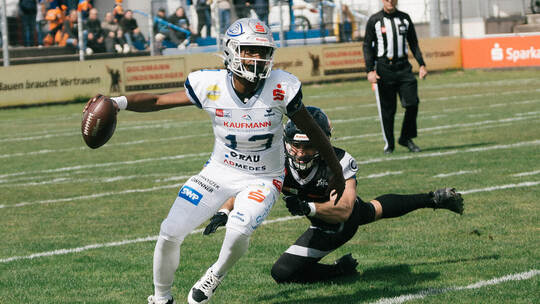 Wilddogs Quarterback Drequan „Dre“ Harris (in Weiß) kam im ersten Heimspiel der neuen Saison gegen die Berlin Rebels nicht so zu Wilddogs vs. Rebels