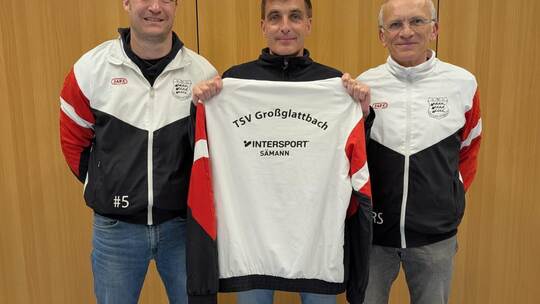 Michael Leimbert (Mitte) übernimmt zur kommenden Saison die Erste Mannschaft des TSV Großglattbach. Darüber freuen sich auch Dim